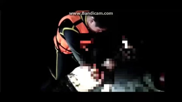 ▲宜蘭警消為18日晚，在宜蘭壯圍鄉海邊尋短溺水民眾實施CPR。（圖／宜蘭消防局提供，）