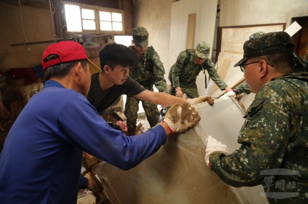 國軍馳援新竹地區災情復原　協助民眾清理家園