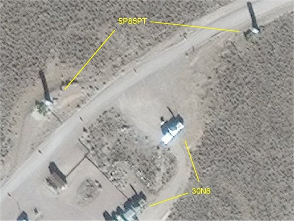 ▲▼網路上流傳一張衛星照片，顯示在美軍基地發現疑似俄製S-300防空導彈系統。（圖／翻攝自Twitter）