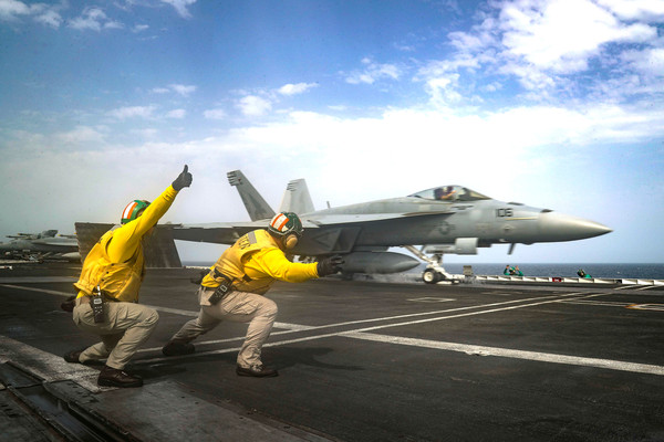 ▲▼ 2019年5月16日，F/A-18E超級大黃蜂戰鬥攻擊機（Super Hornet）從「林肯號」航母（USS Abraham Lincoln）起飛。（圖／路透）