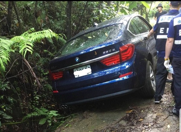 ▲▼老翁駕高檔名車訪友不熟路況，車輪陷在溝渠，獨自在筍園過了一晚。（圖／記者翁伊森翻攝，下同）