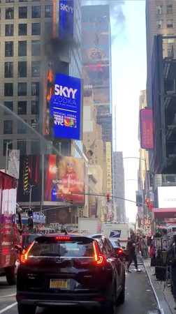 ▲▼  美國紐約時代廣場（Times Square）18日下午發生電子招牌失火事故。（圖／路透）