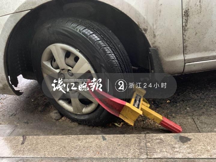 ▲車輪被上了鎖。（圖／翻攝自《錢江晚報》浙江24小時）