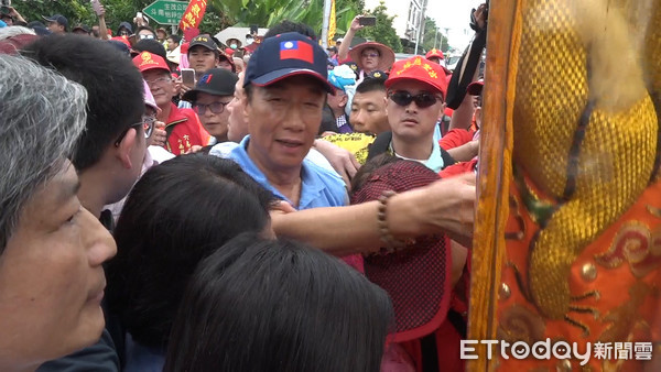 ▲▼郭台銘出席雲林農漁民座談時民眾熱情接待。（圖／記者張榮恩攝）