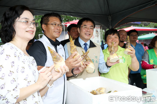 ▲台南鳳梨好筍季第二波活動在龍崎文衡殿展開，冠軍綠竹筍以6萬元高價拍賣出，義賣所得後續將用作在地老人共餐經費。（圖／記者林悅翻攝，下同）