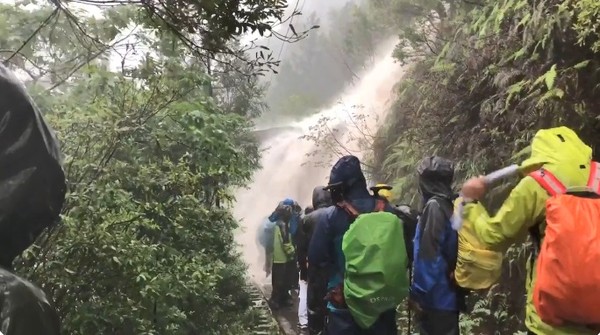 ▲▼日本鹿兒島大雨，登山客受困在山上。（圖／翻攝自推特／ジェセル@OCG連）