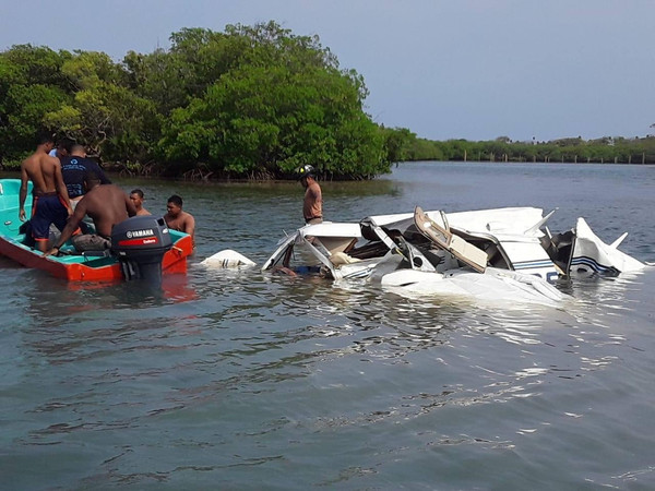 ▲▼ 宏都拉斯知名潛水勝地羅阿坦島（Roatán）18日驚傳小型私人飛機墜毀事故。（圖／路透）