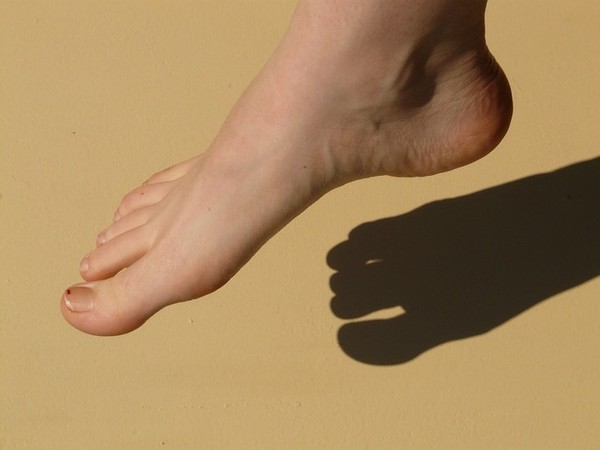 ▲平時赤腳在草地或是沙地上跑步，或練習用腳抓一些東西，可以訓練腳部肌肉。（圖／翻攝自pixabay）