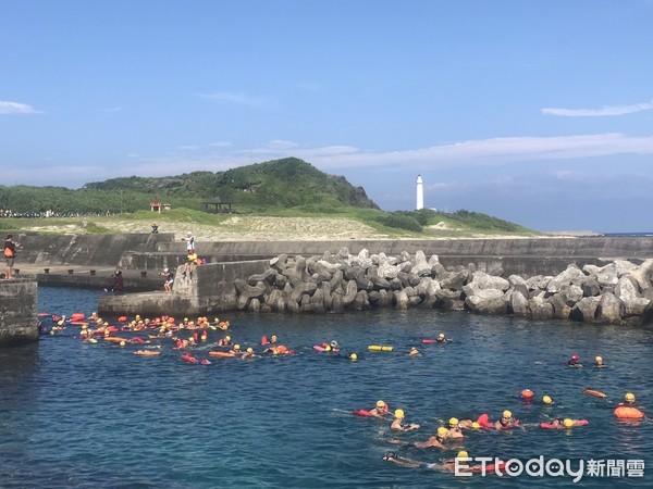 ▲千名泳客挑戰海上長泳。（圖／記者楊均典翻攝）