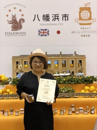 果醬女王柯亞昨晚（18日晚間）在日本出席《世界柑橘類果醬日本大賽》，以「純粹金棗」果醬獲得最高榮譽金賞獎。（柯亞提供）