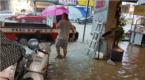 影 台中雷雨暴襲 北屯區 噁泥水進攻 1樓店面網嚇壞 竟然連這都淹了 Ettoday生活新聞 Ettoday新聞雲