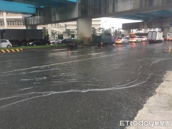 ▲桃園受豪大雨侵襲，龜山區林口長庚醫院、機捷A8捷運站週邊遭水淹。（圖／龜山警分局提供）