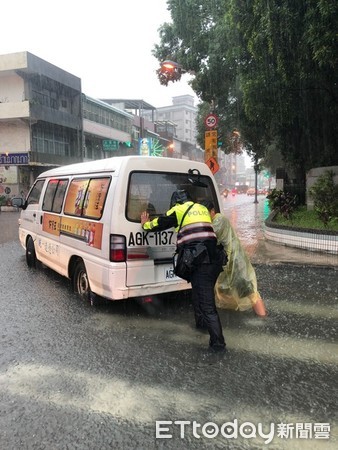 ▲桃園受豪大雨侵襲，龜山區林口長庚醫院、機捷A8捷運站週邊遭水淹。（圖／龜山警分局提供）