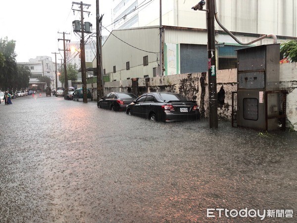 ▲桃園受豪大雨侵襲，龜山區林口長庚醫院、機捷A8捷運站週邊遭水淹。（圖／龜山警分局提供）