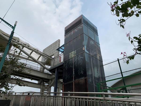 ▲新月橋旁新增電梯。（圖／新北市政府高灘地工程管理處提供）