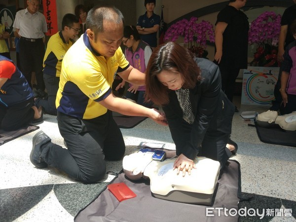 ▲台東縣議會議長吳秀華帶頭推廣CPR。（圖／記者楊均典翻攝）