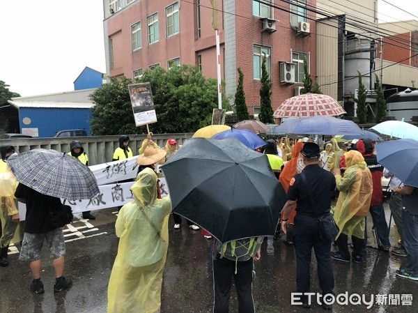 ▲▼50多人冒雨將化工廠大門包圍。（圖／龍潭警分局提供）