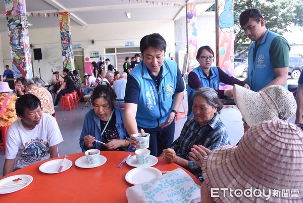 ▲「食神阿寶師」何京寶及永德國際企業董事長丁揚修，致贈1500顆肉粽給花蓮弱勢。（圖／花蓮市公所提供，下同）