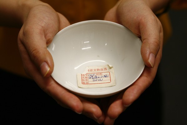 ▲▼英國遊客20多年前在中國商店買下的千元茶碗，竟是雍正御用碗，價格暴漲以4萬英鎊賣出。（圖／翻攝自Sworders官網）