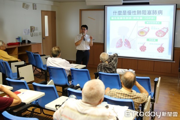 ▲菸齡高達37年的鄭先生與病友分享自己肺復原的歷程。（圖／慈濟醫學中心提供，下同）