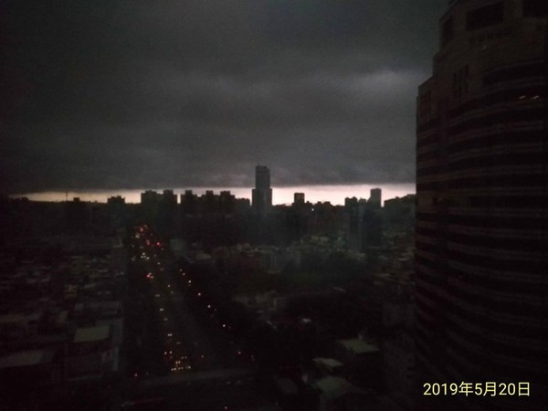 ▲▼高雄「世界末日」照曝光！他拍到「雷雲吞沒市區」　網傻:突然變超黑。（圖／翻攝爆廢公社）