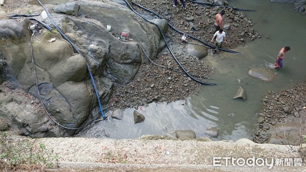 ▲南投縣中寮鄉水尾溪當地乩童利用改造電擊棒電魚。（圖／民眾提供）