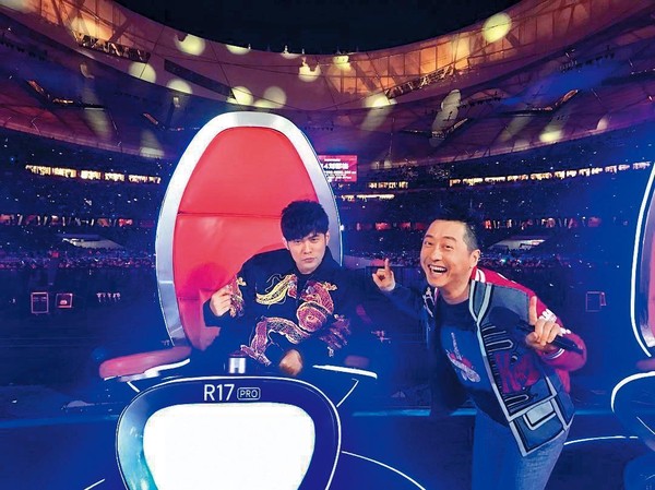 周杰倫（左）跟哈林（右）曾在大陸選秀節目《中國新歌聲》擔任導師，但周杰倫今年有新專輯及全新計畫，在新一季退出，由王力宏取代。（翻攝自周杰倫IG）