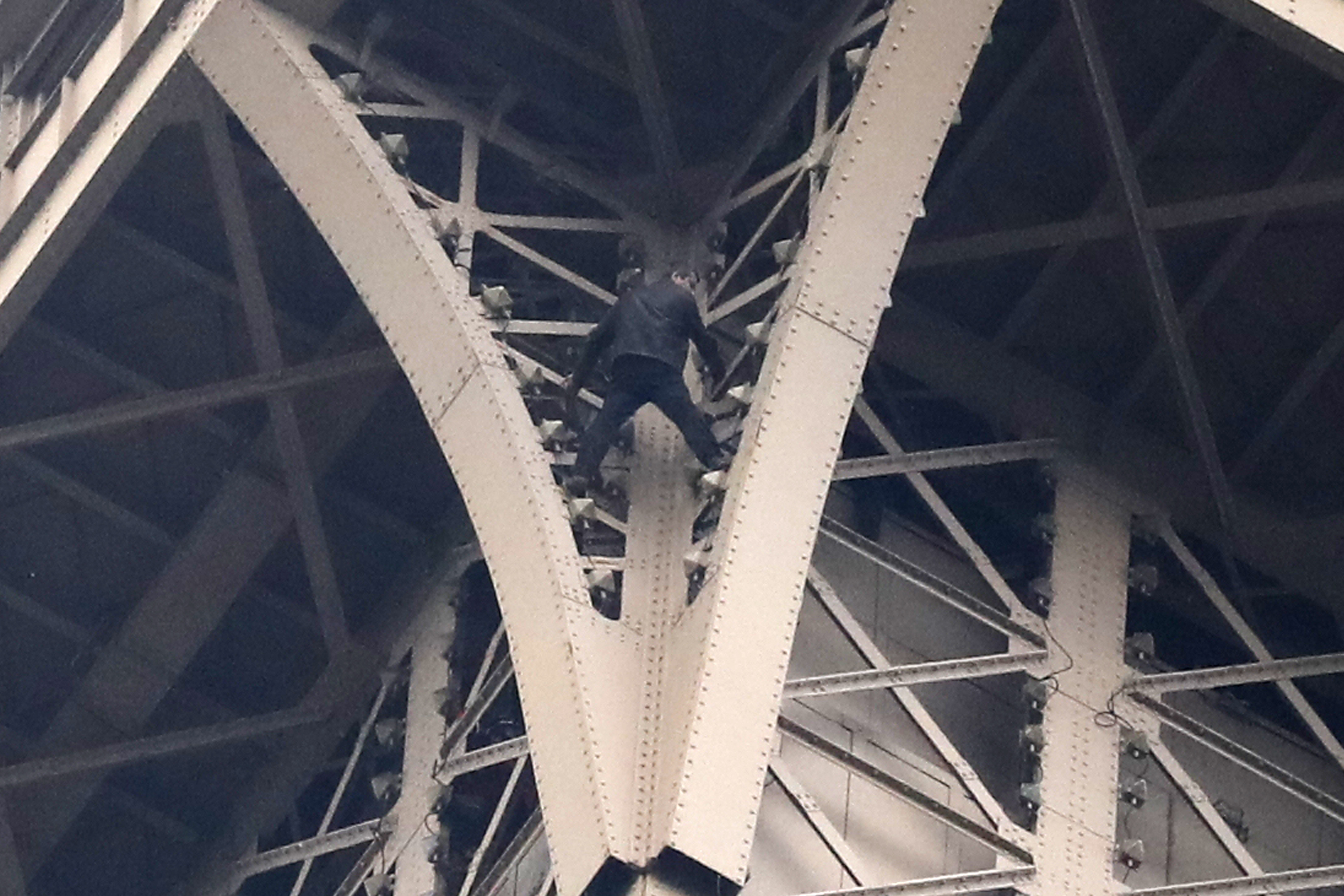 ▲法國黑衣男徒手爬上巴黎艾菲爾鐵塔（Eiffel Tower）。（圖／達志影像／美聯社）