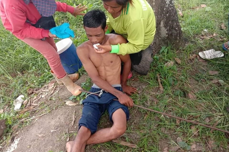 ▲泰國腹肌男從樹上摔落，下體慘遭2公尺長的鋼筋刺穿。（圖／翻攝自「ข่าวอุบัติเหตุ」臉書）