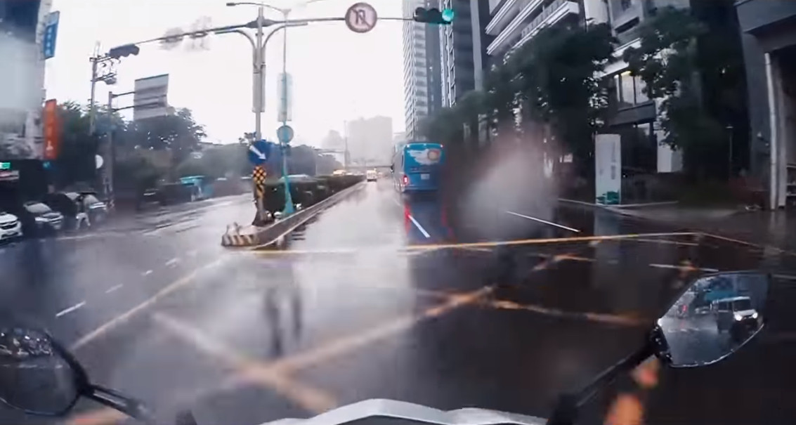 ▲▼大雨好悶！他騎車轉念唱《我要夏天》…下秒遊覽車「水襲」噴滿臉：口渴嗎。（圖／翻攝YouTube「A BS」）