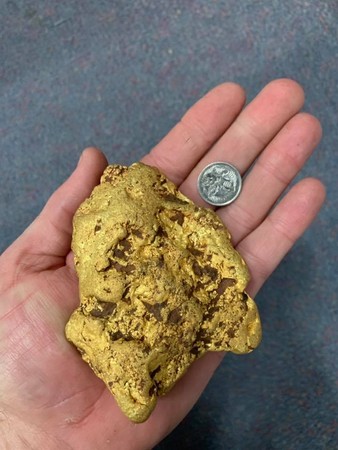 ▲半個手掌大的金塊約1.4公斤重，價值約200萬新台幣。（圖／翻攝自臉書／Finders Keepers Gold Prospecting）