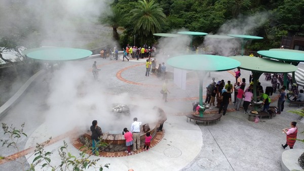 ▲▼鳩之澤溫泉煮蛋區5月21日重新開放，遊客們是吃蛋樂。（圖／羅東林管處提供，下同）
