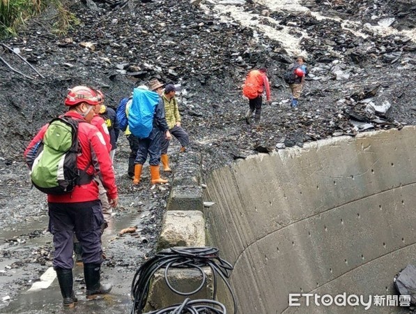 ▲南投縣仁愛鄉5人登山隊受困奧萬大南溪，搜救人員21日早晨6時涉險救援。（圖／南投縣神鷹山區搜救隊提供）