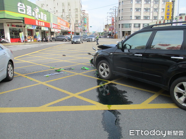 ▲鹿港發生父子騎重機雙載與闖紅燈左轉車對撞。（圖／記者唐詠絮翻攝）