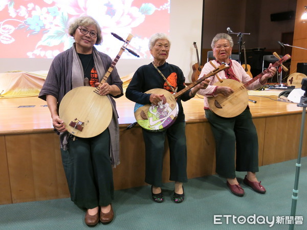 ▲嘉南藥理大學通識教育中心文化藝術館主辦的「阿嬤叫你轉來厝聽歌」，邀請金曲歌手嚴詠能率領打狗亂歌團，以及三位恆春阿嬤組成的民謠進鄉團聯袂到校開唱。（圖／記者林悅翻攝，下同）