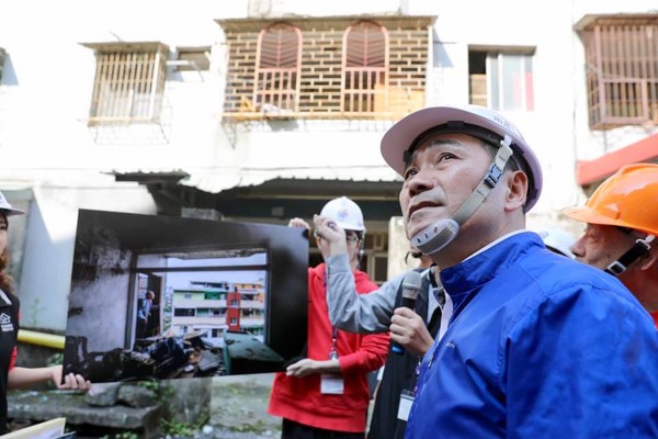 ▲侯友宜勘查中和南山段危老建築進行拆除作業。（圖／翻攝自臉書）