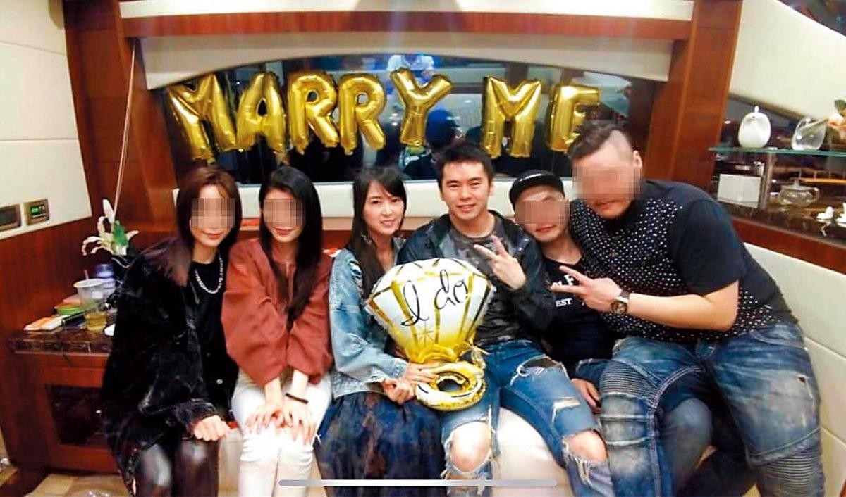▲本月11日，林宇輝（右三）在好友見證下向Mini（左三）求婚，結束單身。（圖／讀者提供）