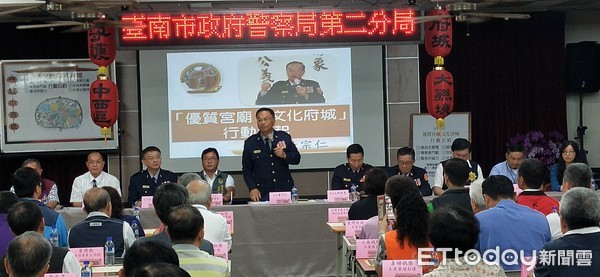 ▲台南市「優質宮廟、文化府城」行動公約分區座談會，市警局長黃宗仁親率副局長許世旻等人，見證中西區63間宮廟代表簽署公約。（圖／記者林悅翻攝，下同）