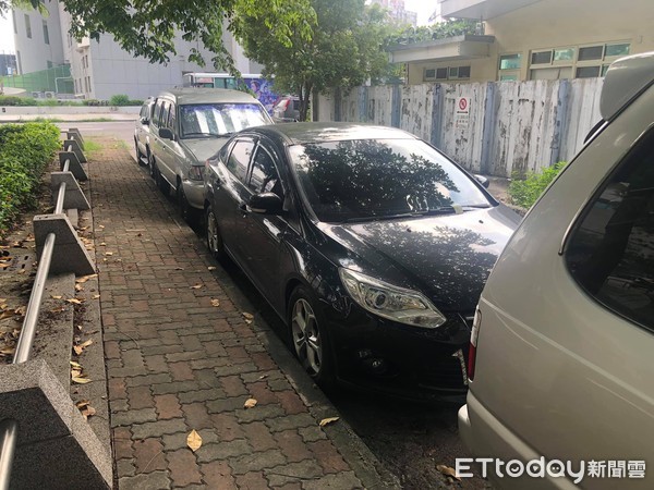 ▲▼高雄妹子路邊「極限停車」神技術，老司機全看傻。（圖／網友劉小姐授權提供）