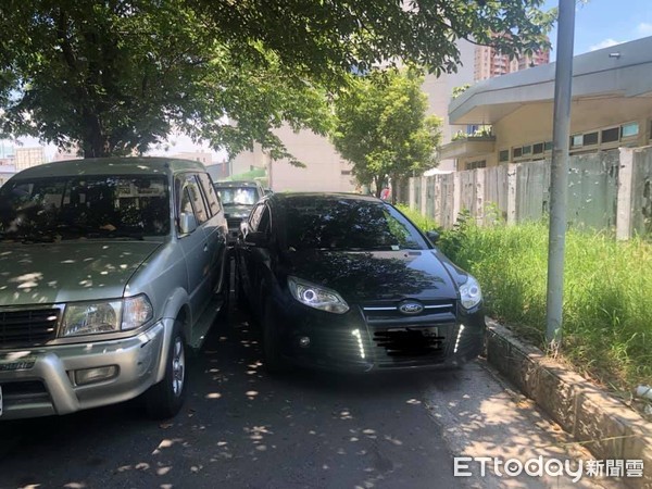 ▲▼高雄妹子路邊「極限停車」神技術，老司機全看傻。（圖／網友劉小姐授權提供）