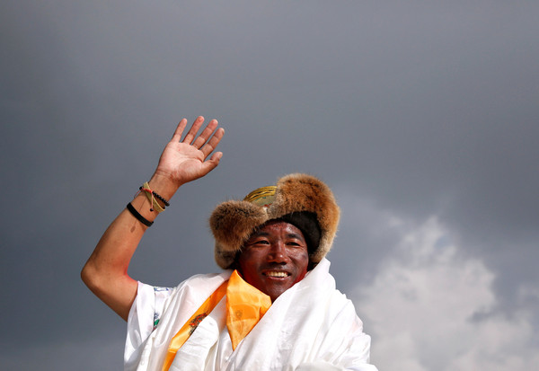 ▲▼被稱作「超級雪巴」的49歲尼泊爾嚮導瑞塔（Kami Rita Sherpa）在一週內兩度登上聖母峰，創下24次成功攻頂的世界紀錄。（圖／路透）