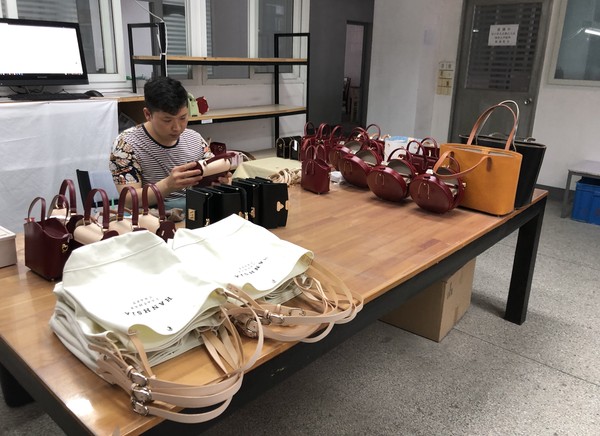 ▲▼盧英傑創立「函夏工作室」，從事手工包包的設計、製作、銷售。（圖／受訪者提供）