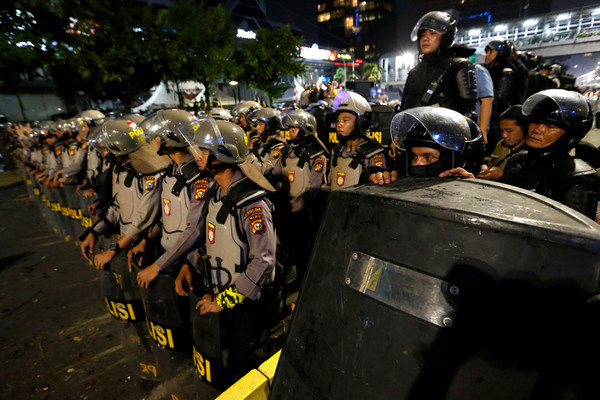 ▲▼印尼選舉委員會21日宣布總統大選結果，警方在首都雅加達以催淚瓦斯、橡膠手榴彈驅趕抗議民眾。（圖／路透）