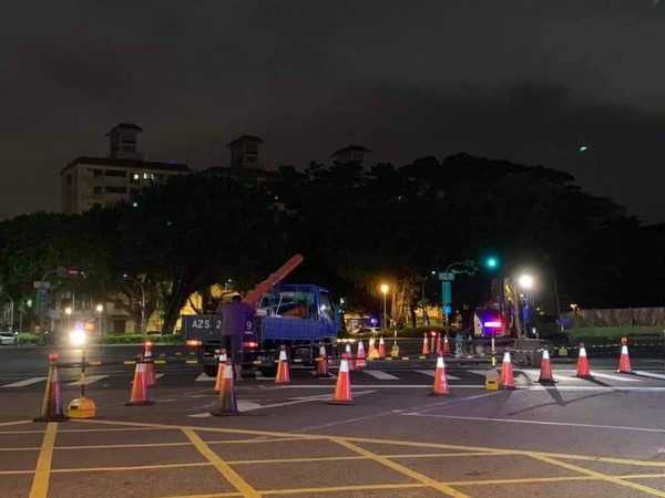 ▲▼ 中正路路面破損            。（圖／翻攝台灣新聞記者聯盟資訊平台）