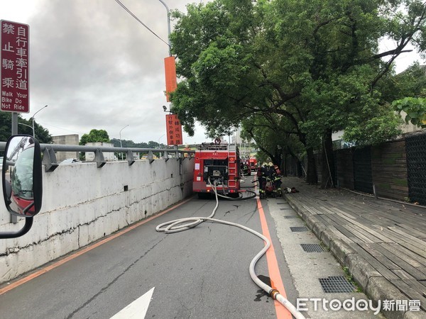 ▲▼新店秀朗橋火警。（圖／記者林振民攝）