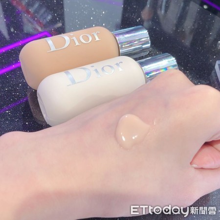 ▲Dior「小奶瓶」全新白瓶登場。（圖／記者張毓容攝）