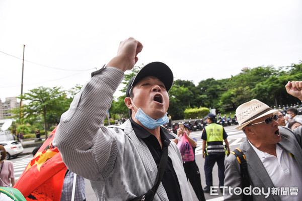 ▲民進黨中執會，賴清德支持者場外抗議喊「公平初選」。（圖／記者林敬旻攝）