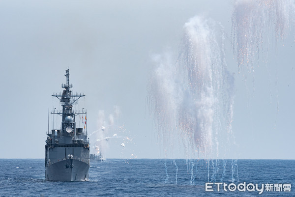 ▲▼海軍東部海域戰備任務訓練,反水面作戰實彈射擊,基隆艦與各艦施放干擾彈與艦砲射擊。（圖／記者季相儒攝）