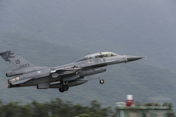 ▲▼空軍花蓮基地F-16戰機與F-5戰機，22日上午「海空聯合操演」。（圖／軍聞社提供）
