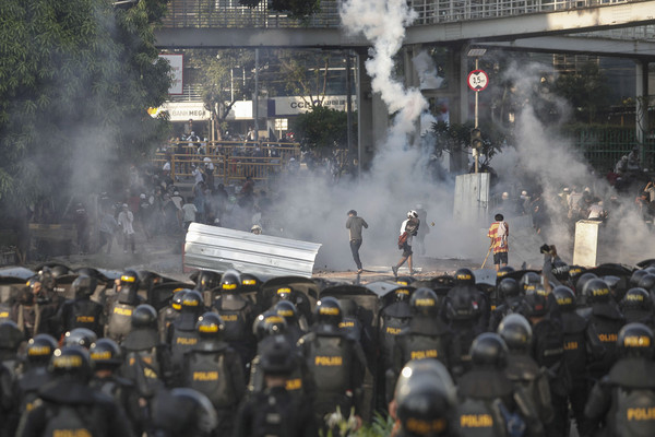 ▲支持普拉博沃的示威者跟鎮暴警警發生衝突 ，警方使用催淚瓦斯驅散群眾。(圖／達志影像／美聯社）